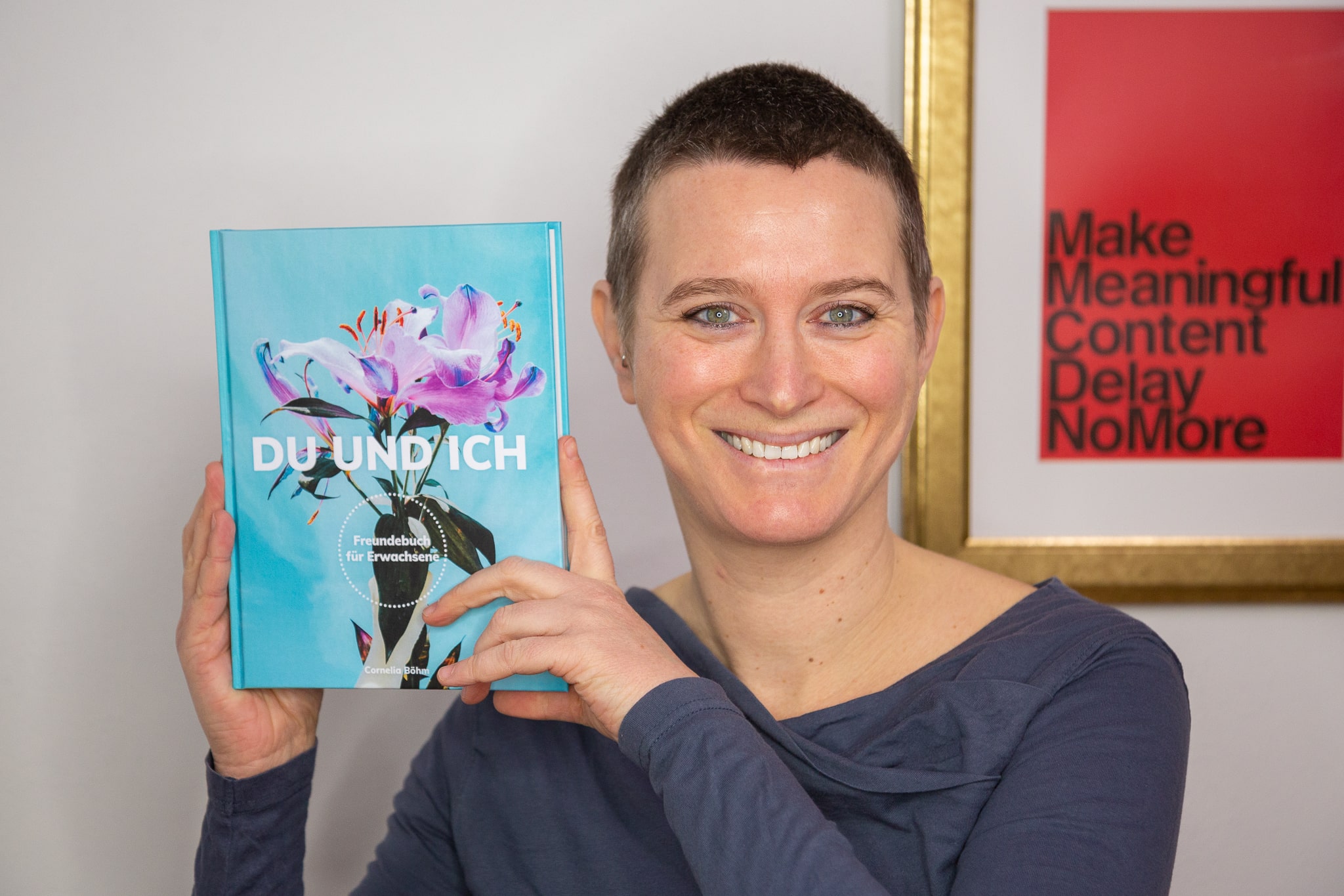 Cornelia Böhm mit ihrem Buch Du und Ich Freundebuch für Erwachsene